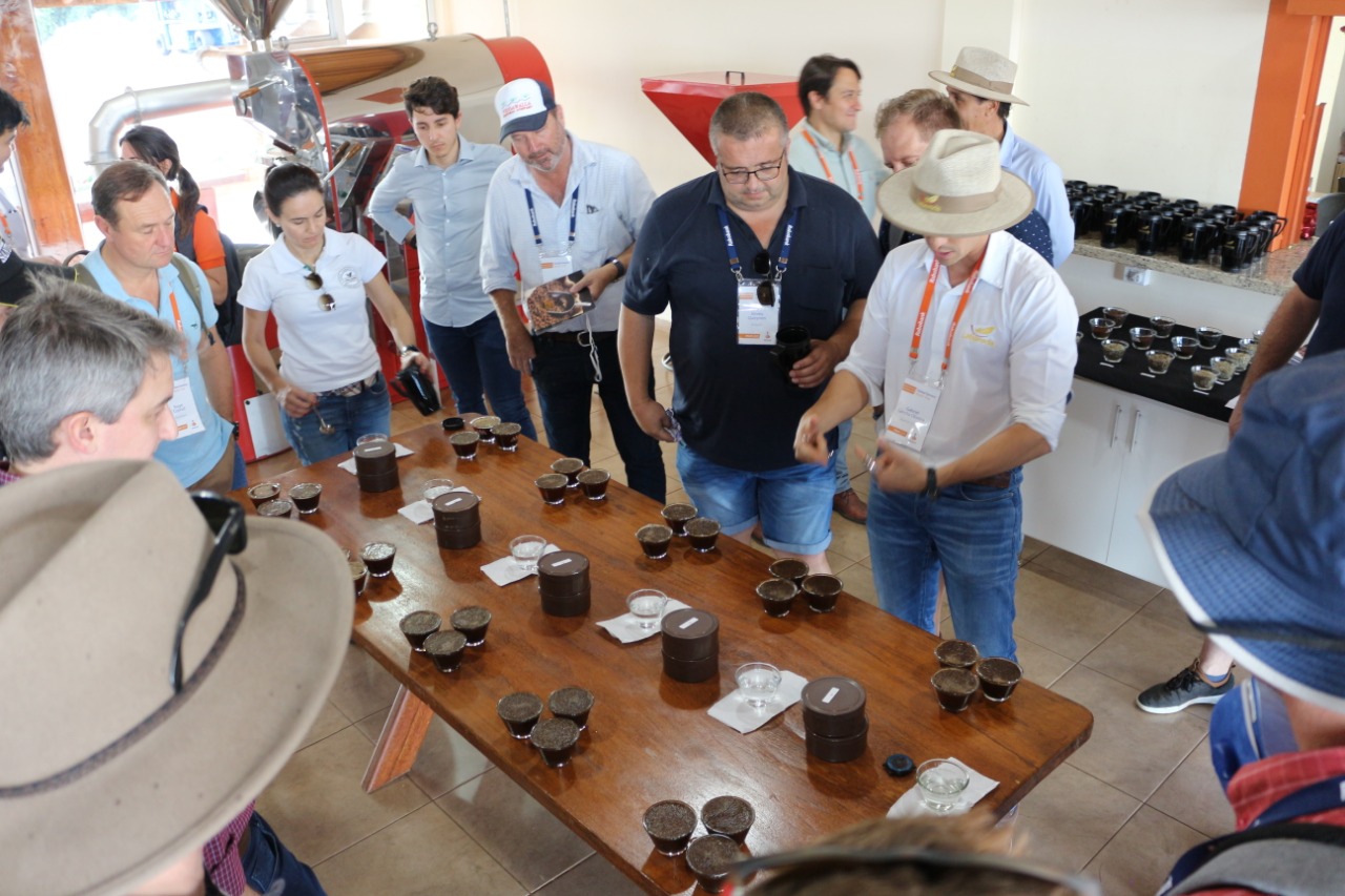 Lucas Lancha Oliveira, diretor agroindustrial da Labareda, faz demonstração sobre os vários tipos de cafés produzidos (Foto: Divulgação)